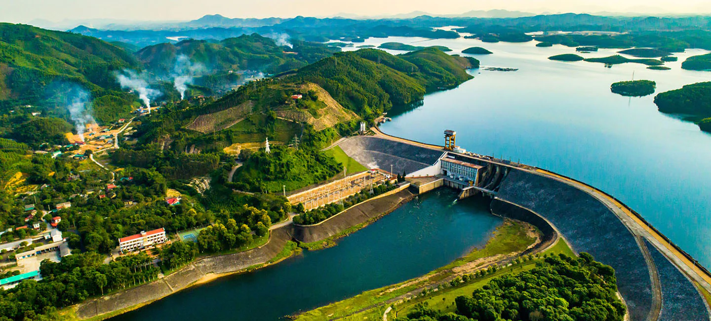 Nhà máy Thủy điện Thác Bà trở thành công ty thành viên của REE sau khi REE đầu tư vào lĩnh vực điện và nước năm 2010.